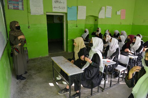 Sur cette photo d'archive prise le 23 mars 2022, des filles assistent à un cours dans leur école à Kaboul. L'interdiction talibane de l'éducation des filles montre que les ultra-conservateurs du mouvement conservent un contrôle étroit sur le groupe islamiste et révèle une lutte pour le pouvoir qui met en péril l'aide cruciale à la population désespérée de l'Afghanistan, selon les experts. (Ahmad Sahel Arman/AFP)