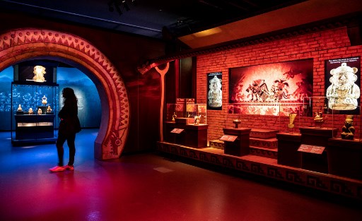 Une visiteuse regarde des œuvres exposées dans le cadre de l'exposition «Machu Picchu et les trésors du Pérou» à la Cité de l'Architecture et du Patrimoine au Palais de Chaillot à Paris, le 14 avril 2022 . (Bertrand-Guay / AFP)
