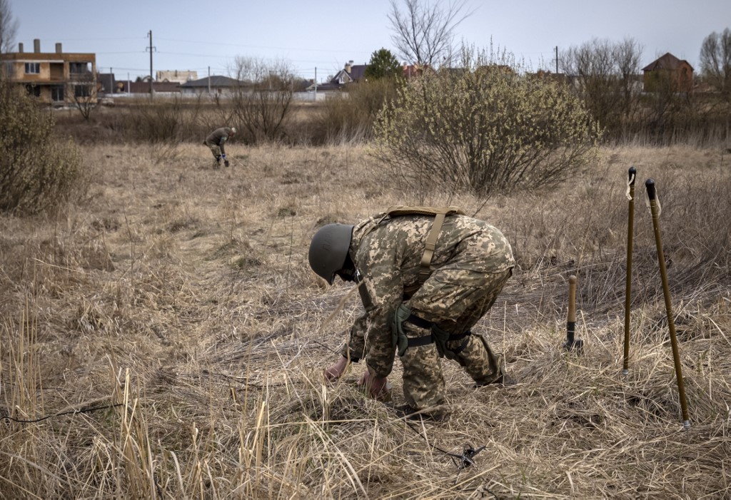 Dans les environs de Kiev, les démineurs sont à l'oeuvre