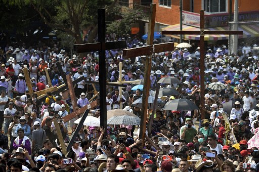 Des acteurs participent à la reconstitution de la Passion du Christ dans le quartier d'Iztapalapa, à l'est de Mexico, le 15 avril 2022 lors de la procession du Vendredi Saint. (Alfredo Estrella/AFP)