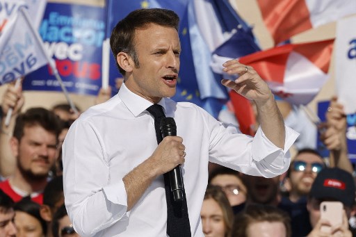 Présidentielle: Macron met l'accent sur le travail
