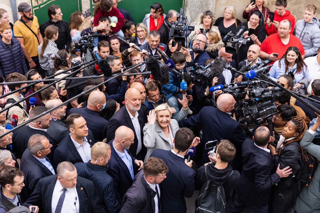 La députée française du parti d'extrême droite Rassemblement national (RN) et candidate à la présidentielle Marine Le Pen (C) lors d'une visite de campagne à Saint-Pierre-en-Auge, dans le nord-ouest de la France, le 18 avril 2022, avant le second tour de l'élection présidentielle française. (AFP)