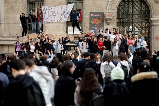 Blocage de quelques lycées à Paris avant le second tour de la présidentielle