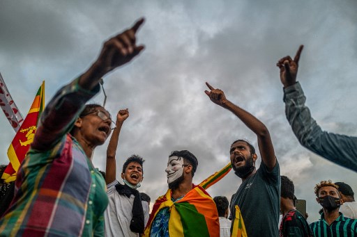 Un homme tué lors de manifestations au Sri Lanka, plongé dans la crise