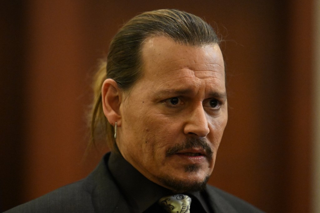 Johnny Depp rejette au tribunal les accusations «odieuses» de son ex-femme