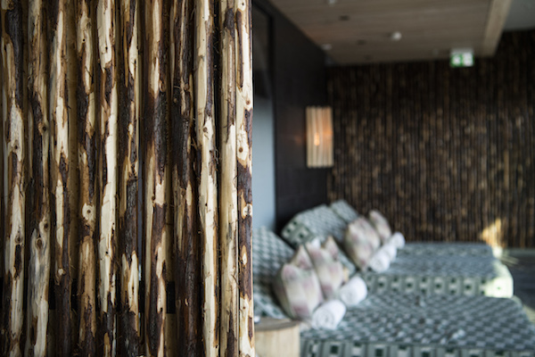 Le spa du Wood Hotel, situé au 20e étage de la maison de la culture Sara, l'un des bâtiments en bois les plus hauts du monde, le 22 février 2022 à Skelleftea, dans le comté de Vasterbotten, au nord-est de la Suède. En Suède, une nouvelle génération de constructions en bois repousse les frontières de la tradition. (Jonathan Nackstrand/AFP)