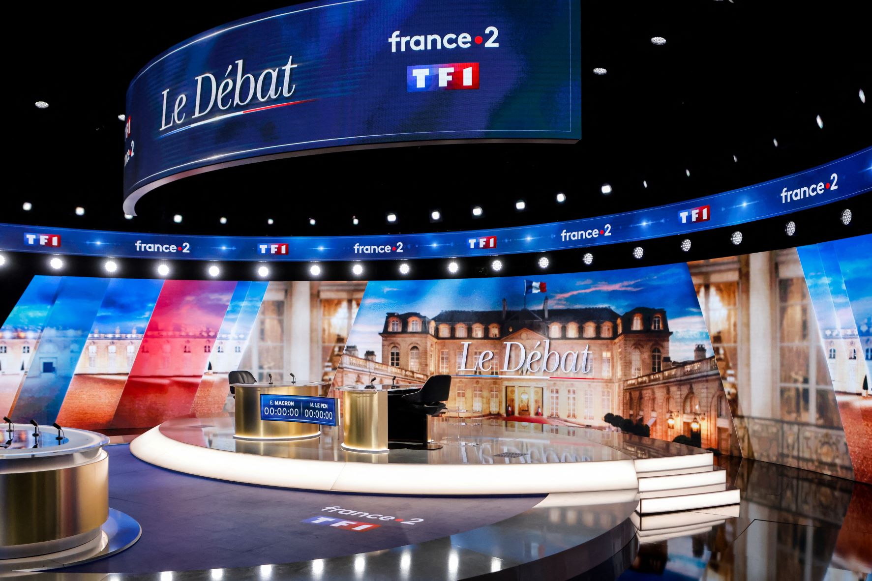 Débat d'entre-deux tours: Macron et Le Pen opposent leurs visions