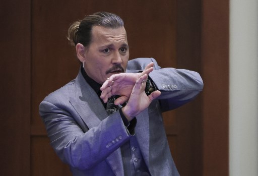 L'acteur Johnny Depp témoigne lors de son procès en diffamation contre son ex-femme Amber Heard, au palais de justice du comté de Fairfax à Fairfax, en Virginie, le 21 avril 2022. (Jim Lo Scalzo/Pool/AFP