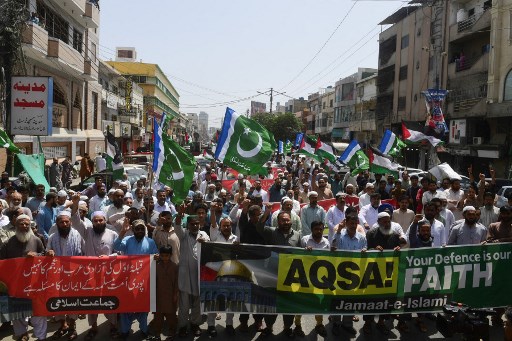 Des militants du parti politique islamique Jamaat-e-Islami (JI) défilent lors d'une manifestation de solidarité avec le peuple palestinien à Karachi le 22 avril 2022, après que de nouveaux affrontements entre la police israélienne et des manifestants palestiniens ont éclaté dans l'enceinte de la mosquée Al-Aqsa, à Jérusalem. (Asif Hassan /AFP)