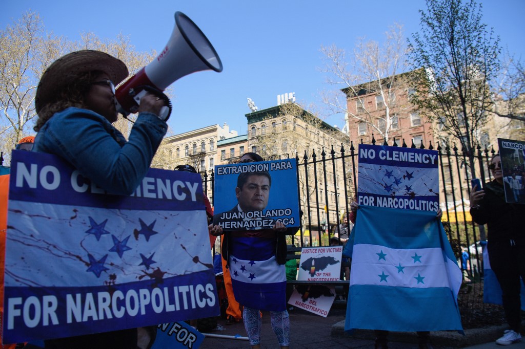 L'ex-président du Honduras, accusé de trafic de drogue, comparaît devant un juge aux Etats-Unis