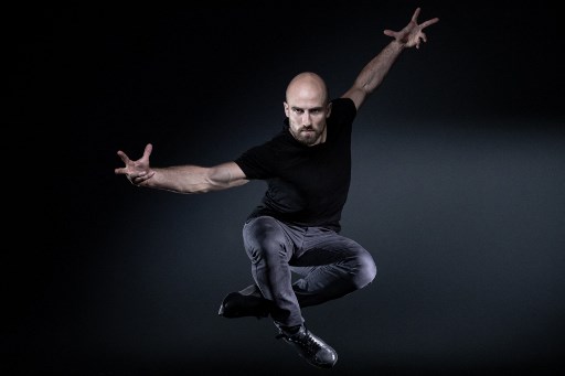 Le premier soliste du Ballet de l'Opéra de Paris, François Alu, pose lors d'une séance photo à Paris. François Alu a été nommé Danseur Etoile de l'Opéra National de Paris le 23 avril 2022. (Joël Saget/AFP)