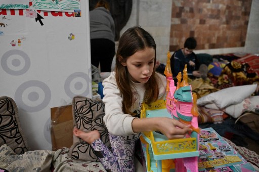 Une petite fille joue dans une station de métro où des résidents de Kharkiv ont pris refuge à la périphérie nord de la deuxième plus grande ville ukrainienne, le 23 avril 2022. (Sergey Bobok/AFP)