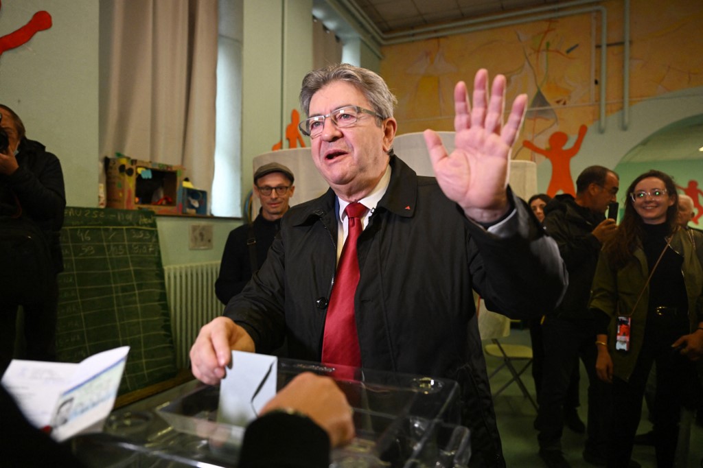 Après la victoire de Macron, la classe politique entre soulagement et mise en garde