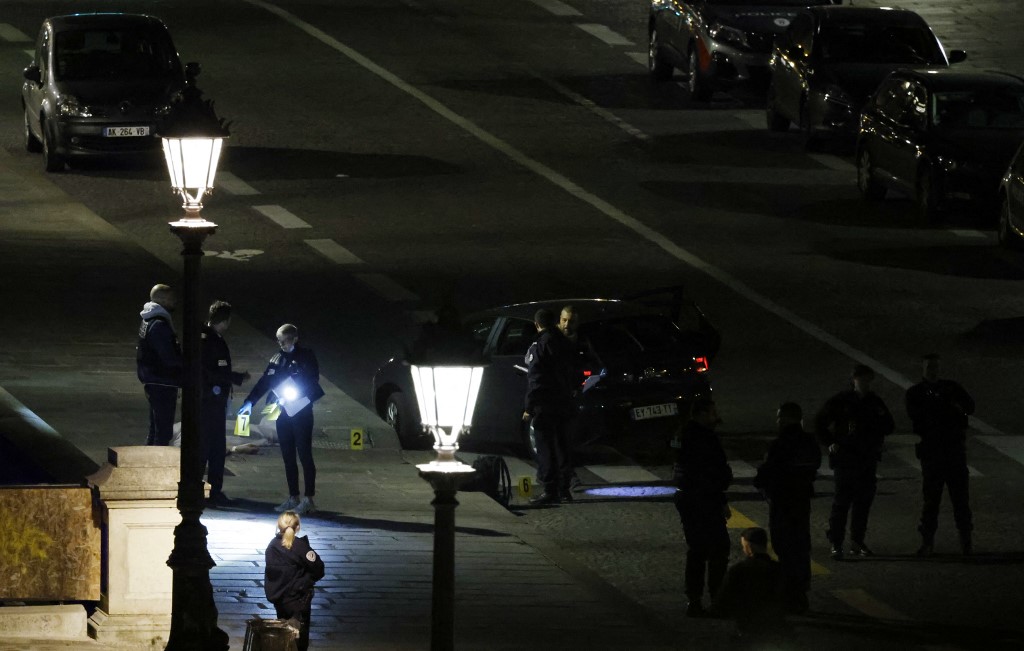 Un policier tire avec un fusil d'assaut sur une voiture à Paris: deux morts