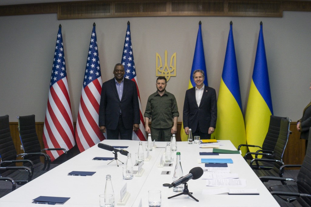 Washington annonce une nouvelle aide et le retour de ses diplomates en Ukraine