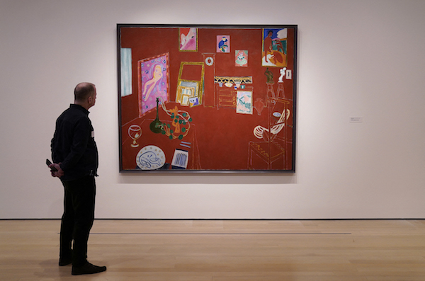 Un visiteur devant «L’Atelier rouge» (1911) d'Henri Matisse lors d'un vernissage presse le 27 avril 2022 au MoMA de New York, à la veille d’une exposition sur l’histoire de l’œuvre (Timothy A. Clary/AFP)