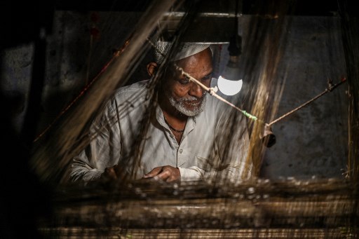 Inde: le tissage traditionnel des saris de Varanasi ne tient plus qu'à un fil