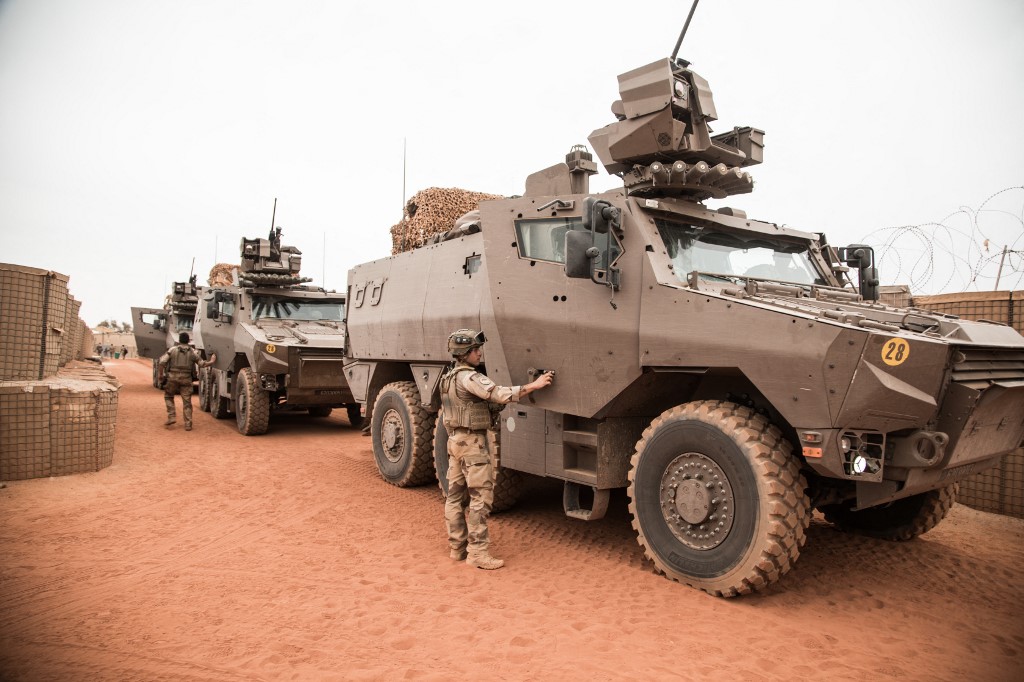 Des véhicules armés de l'opération Barkhane se préparent à partir pour la dernière patrouille avant la cérémonie de remise de la base militaire de Barkhane à l'armée malienne, à Tombouctou, le 14 décembre 2021. (AFP).