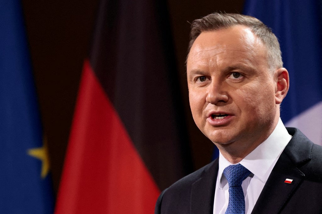 Le président polonais Andrzej Duda s'exprime lors d'une conférence de presse conjointe avec le président français et la chancelière allemande, avant la réunion du Triangle de Weimar, à la chancellerie de Berlin, le 8 février 2022. (AFP).