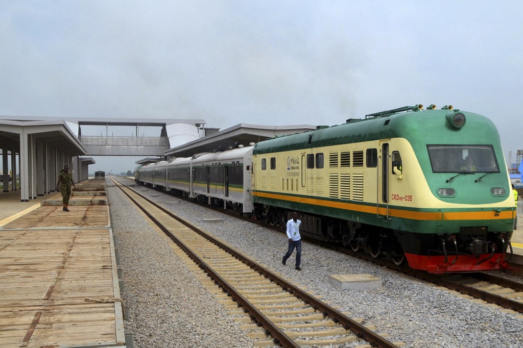 Un homme passe devant un train de la ligne ferroviaire de nuit entre Abuja et Kaduna, à Abuja, le 21 juillet 2016. (AFP).