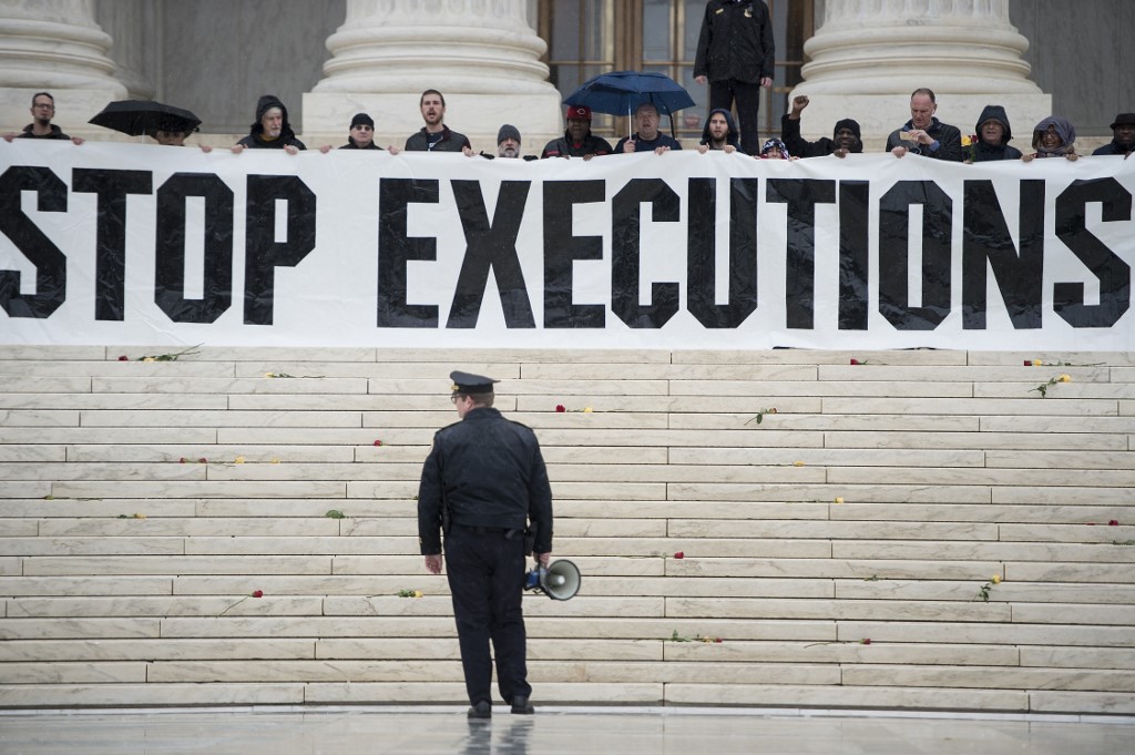 La mise à mort d'un prisonnier américain par peloton d'exécution suspendue