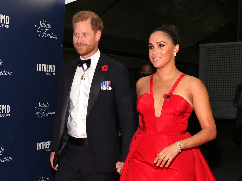 Harry et Meghan rendent visite à la reine Elizabeth II lors d'une étape