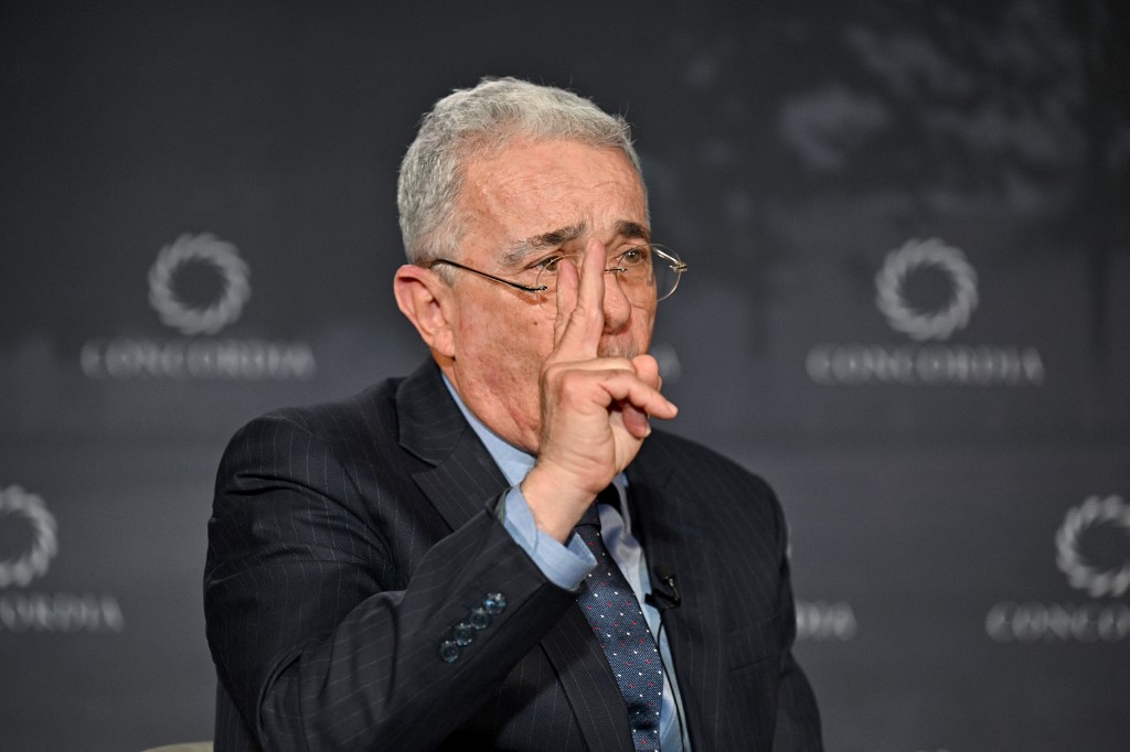 Colombie: une juge ouvre la voie à des poursuites contre l'ex-président Uribe