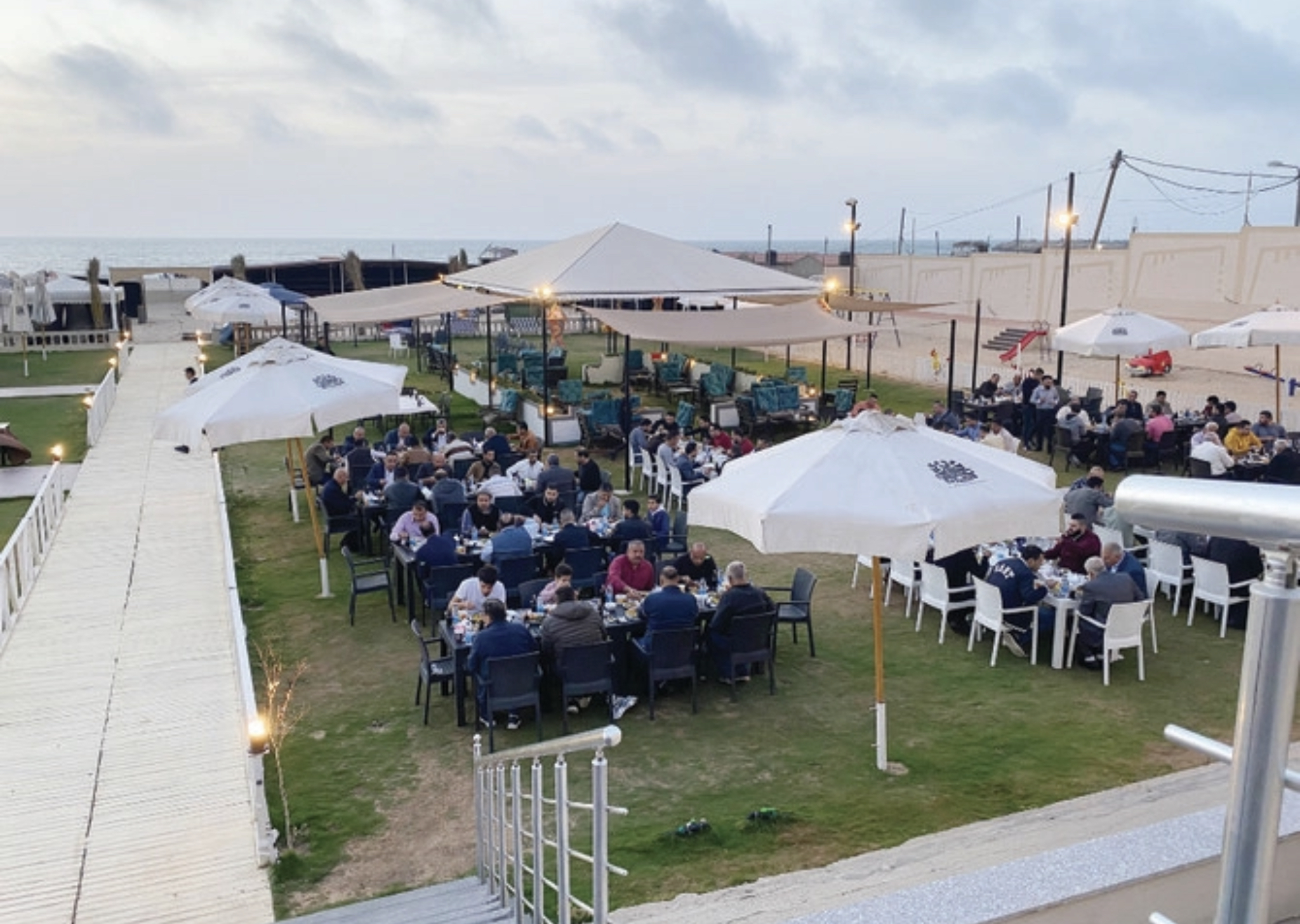 À Gaza, les familles se réunissent autour d’un iftar en bord de mer