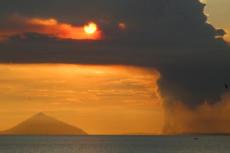 Indonésie: l'Anak Krakatoa en éruption, nuage de cendres de 3 km de haut