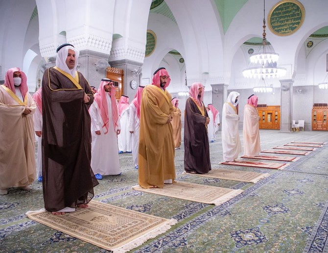 1- Le prince héritier Mohammed ben Salman prie à l'intérieur de la mosquée de Quba à Médine. (SPA