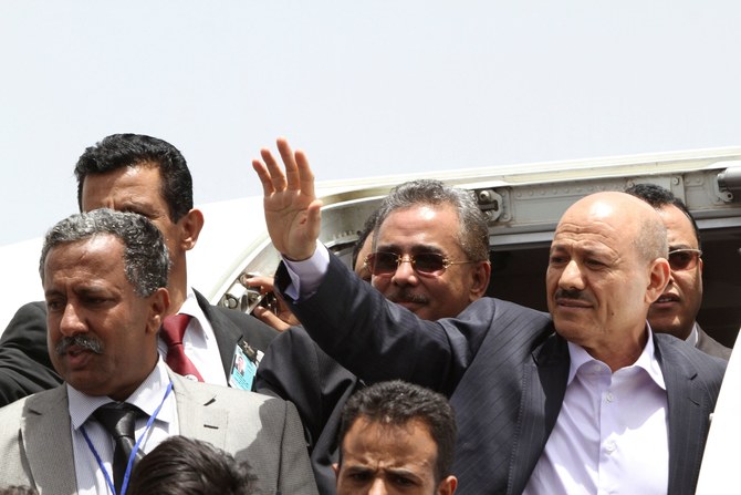 Rashad al-Alimi, alors vice-Premier ministre chargé des affaires de sécurité, fait un signe de la main, lors de son arrivée à l’aéroport de Sanaa le 13 juin 2012. (Reuters)