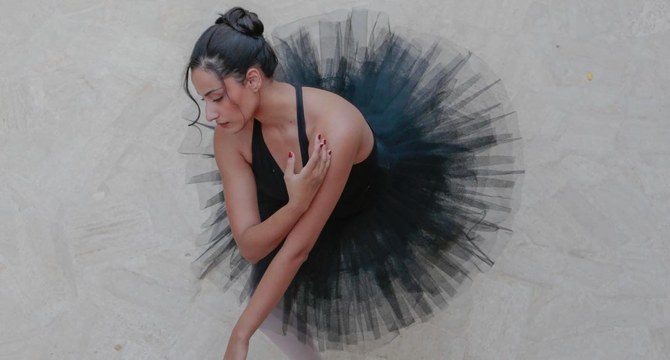 La ballerine saoudienne Samira al-Khamis à l’affiche de la campagne du ramadan d’Estée Lauder