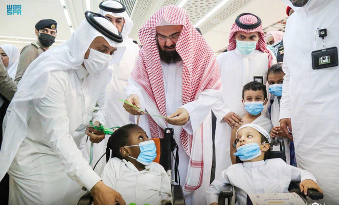 Le Dr Abdelrahmane al-Sudais a lancé une initiative de bracelets intelligents pour aider les parents à localiser les enfants perdus dans la foule. (Agence de presse saoudienne)