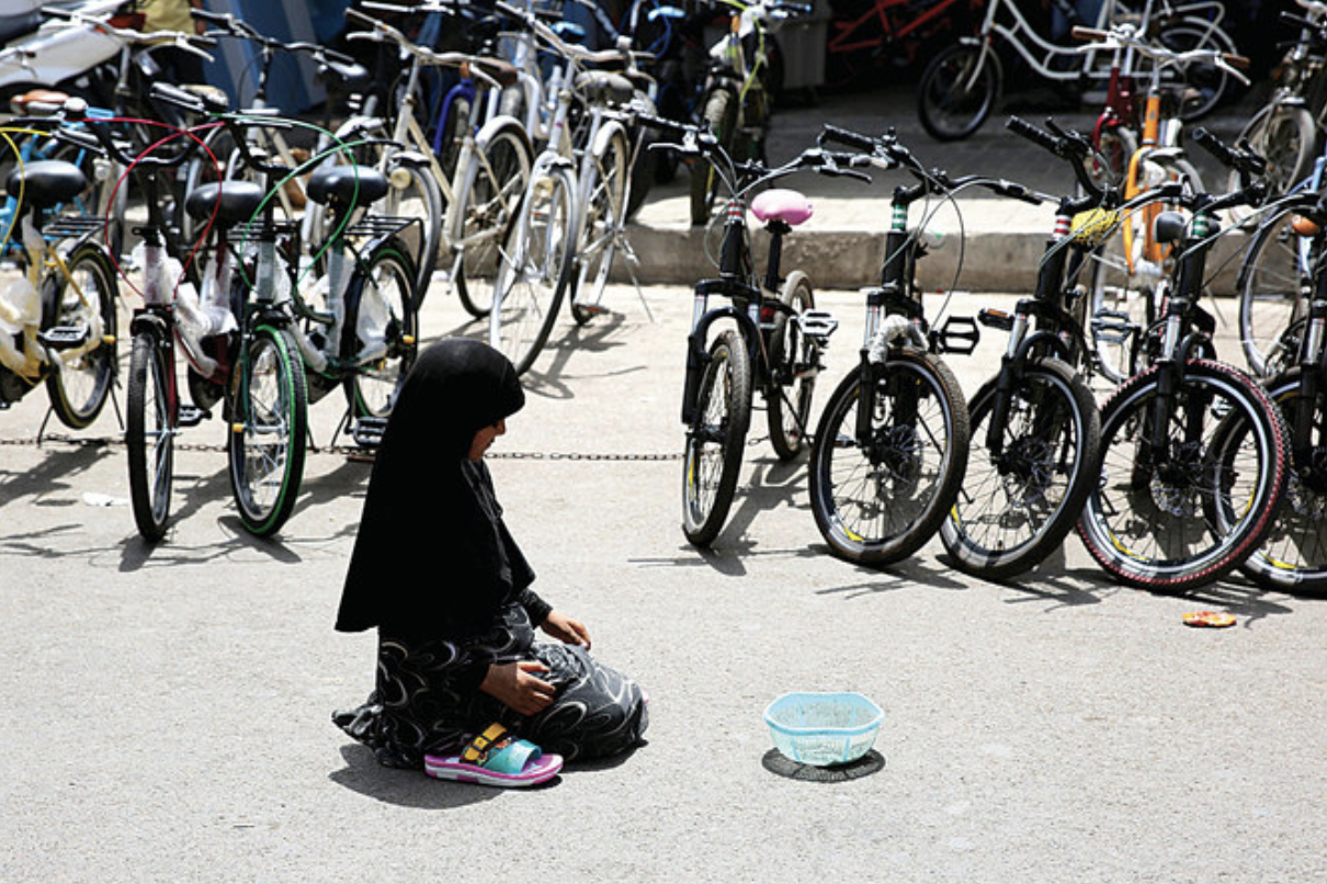 Une fille irakienne mendie dans la rue devant un marché de vélos dans le quartier d'Al-Sadreyh, dans le centre de Bagdad, le 24 mai 2019. (Photo d'Ahmad al-Rubaye /AFP)