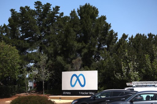 Panneau Meta, la société mère de Facebook, devant le siège social de l’entreprise le 28 avril 2022 à Menlo Park, en Californie. (Justin Sullivan/Getty Images/AFP)