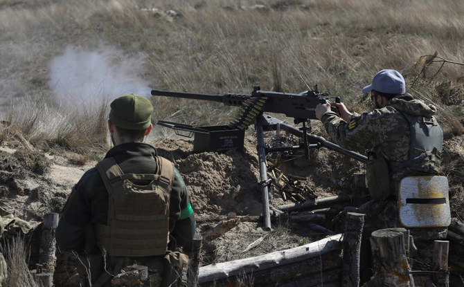 Ukraine: Moscou frappe une nouvelle usine militaire, sanctionne Johnson