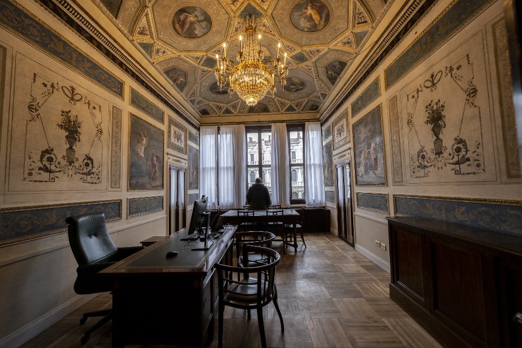 Une salle avec des fresques originales dans le bâtiment Procuratie Vecchie après sa restauration, l'une des œuvres les plus pertinentes de l'architecture de la Renaissance italienne du XVIe siècle, le 31 mars 2022 à Venise (Photo, AFP).
