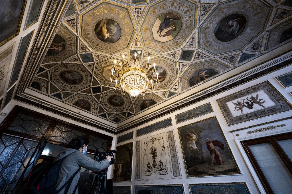Une salle avec des fresques originales dans le bâtiment Procuratie Vecchie après sa restauration, l'une des œuvres les plus pertinentes de l'architecture de la Renaissance italienne du XVIe siècle, le 31 mars 2022 à Venise (Photo, AFP).
