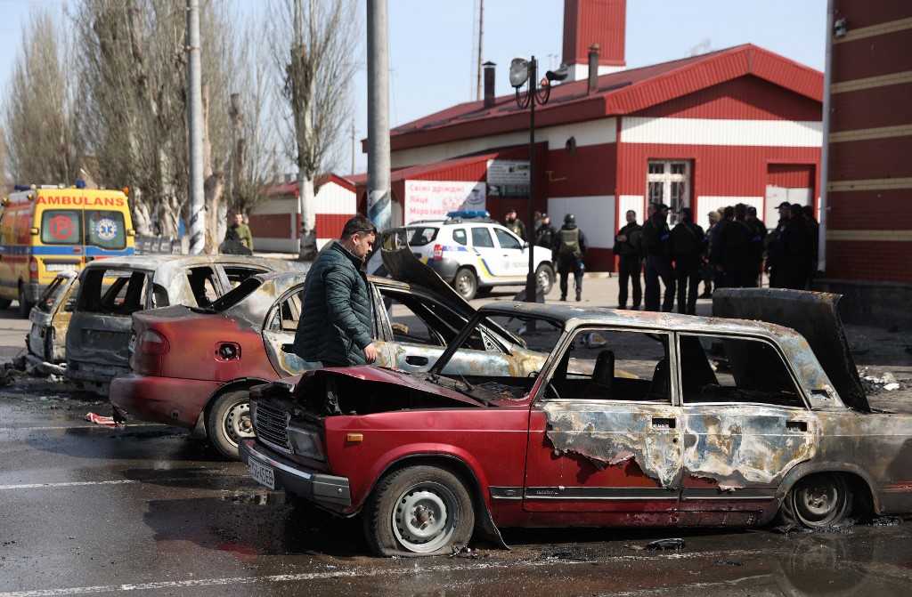 Des véhicules incendiés sont vus à la suite d'une attaque à la roquette contre la gare de la ville orientale de Kramatorsk, dans la région du Donbass, le 8 avril 2022 (Photo, AFP).