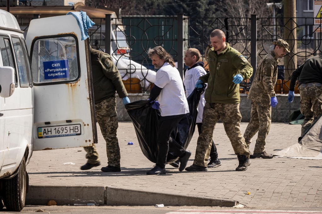 Des soldats ukrainiens évacuent les corps après qu'une attaque a tué au moins 35 personnes le 8 avril 2022 dans une gare de Kramatorsk, dans l'est de l'Ukraine (Photo, AFP).
