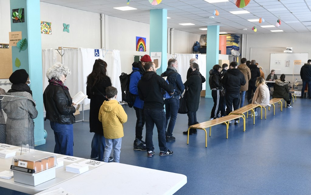 Les électeurs attendent de voter pour le premier tour de l'élection présidentielle française dans un bureau de vote à Paris le 10 avril 2022 (Photo, AFP).