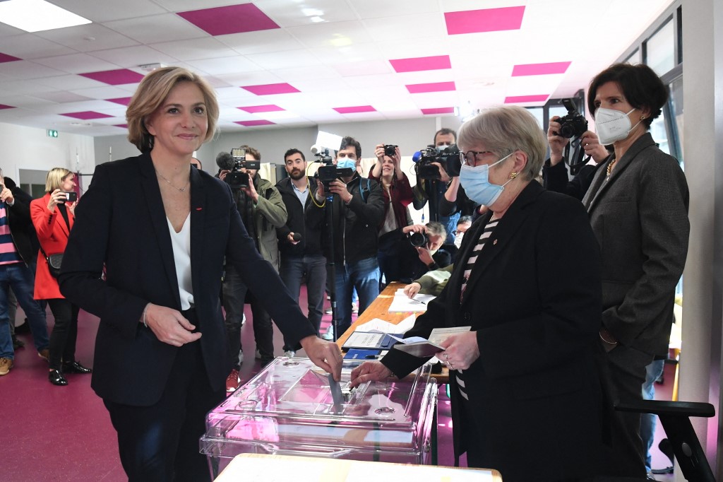Valérie Pécresse, présidente du Conseil régional d'Ile-de-France et candidate à la présidence, vote pour le premier tour de l'élection présidentielle française dans un bureau de vote à Vélizy-Villacoublay, à l'ouest de Paris, le 10 avril 2022 (Photo, AFP).