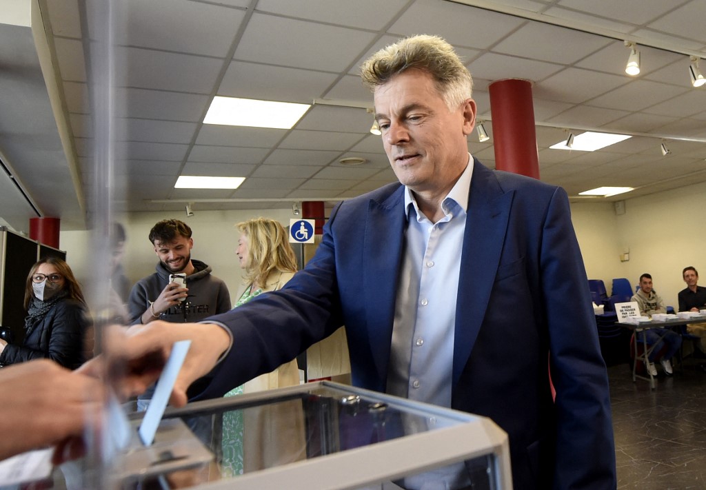 Le candidat présidentiel du Parti communiste français (PCF), Fabien Roussel, vote pour le premier tour de l'élection présidentielle française dans un bureau de vote à Saint-Amand-les-Eaux, dans le nord de la France, le 10 avril 2022 (Photo, AFP).