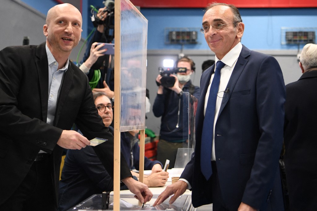 Le candidat à la présidentielle Eric Zemmour vote pour le premier tour de l'élection présidentielle française dans un bureau de vote à Paris le 10 avril 2022 (Photo, AFP).