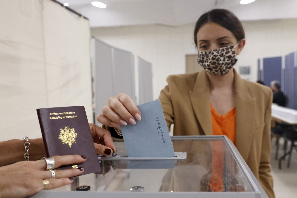Une ressortissante française dépose son vote au premier tour des élections présidentielles françaises dans un bureau de vote de la ville côtière israélienne de Tel-Aviv, le 10 avril 2022 (Photo, AFP).
