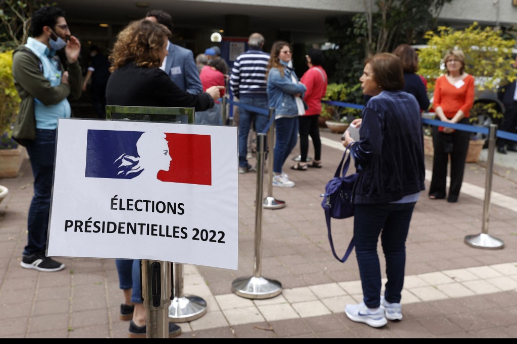 Des ressortissants français arrivent pour voter au premier tour des élections présidentielles françaises dans un bureau de vote de la ville côtière israélienne de Tel-Aviv, le 10 avril 2022 (Photo, AFP).