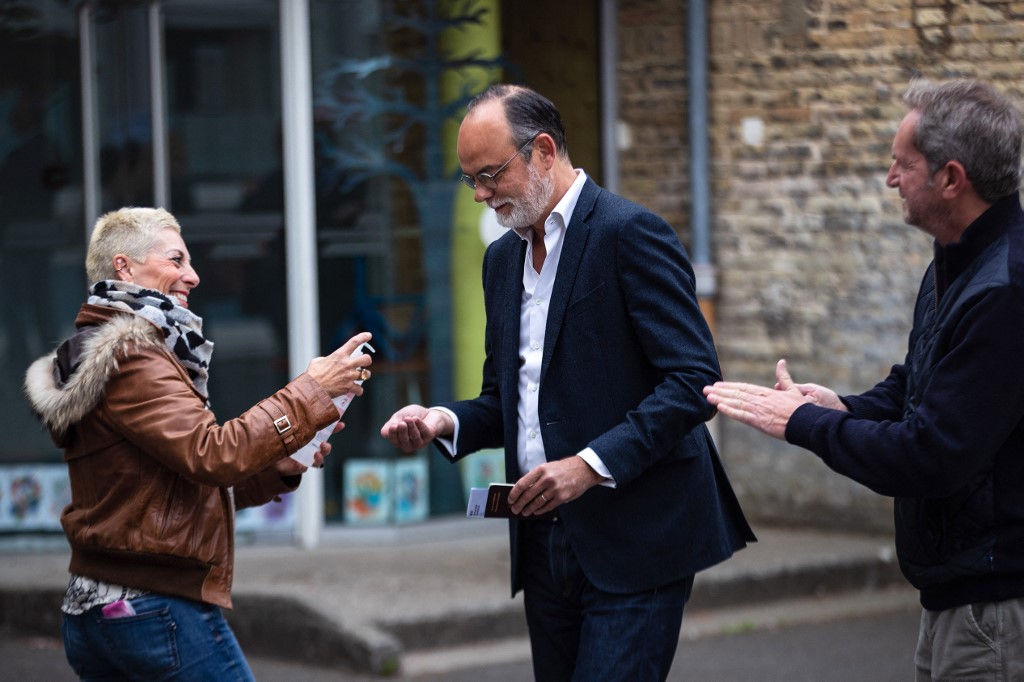 L'ancien Premier ministre français Edouard Philippe se désinfecte les mains alors qu'il fait la queue avant de voter au bureau de vote de Havre, dans le nord-ouest de la France, le 24 avril 2022 (Photo, AFP).