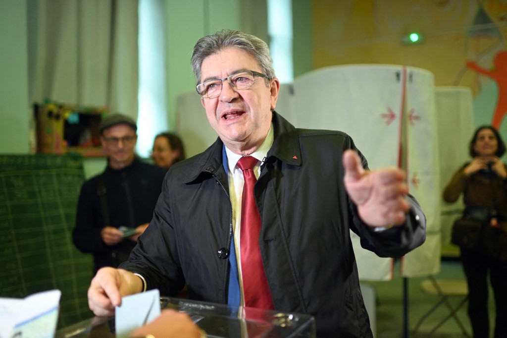 Le chef du parti «La France Insoumise (LFI)» et ancien candidat à l'élection présidentielle de 2022, Jean-Luc Melenchon, vote lors du second tour de la France ce 24 avril (Photo, AFP).
