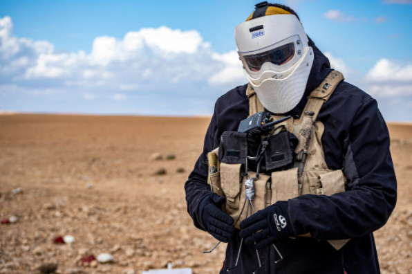 Un démineur expatrié, près de Jarniya en Syrie. (Ali Ali)