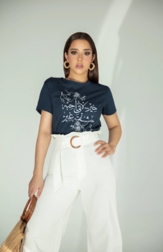 La collection comprend des T-shirts arborant une calligraphie moderne et des ornements. (Photo fournie)